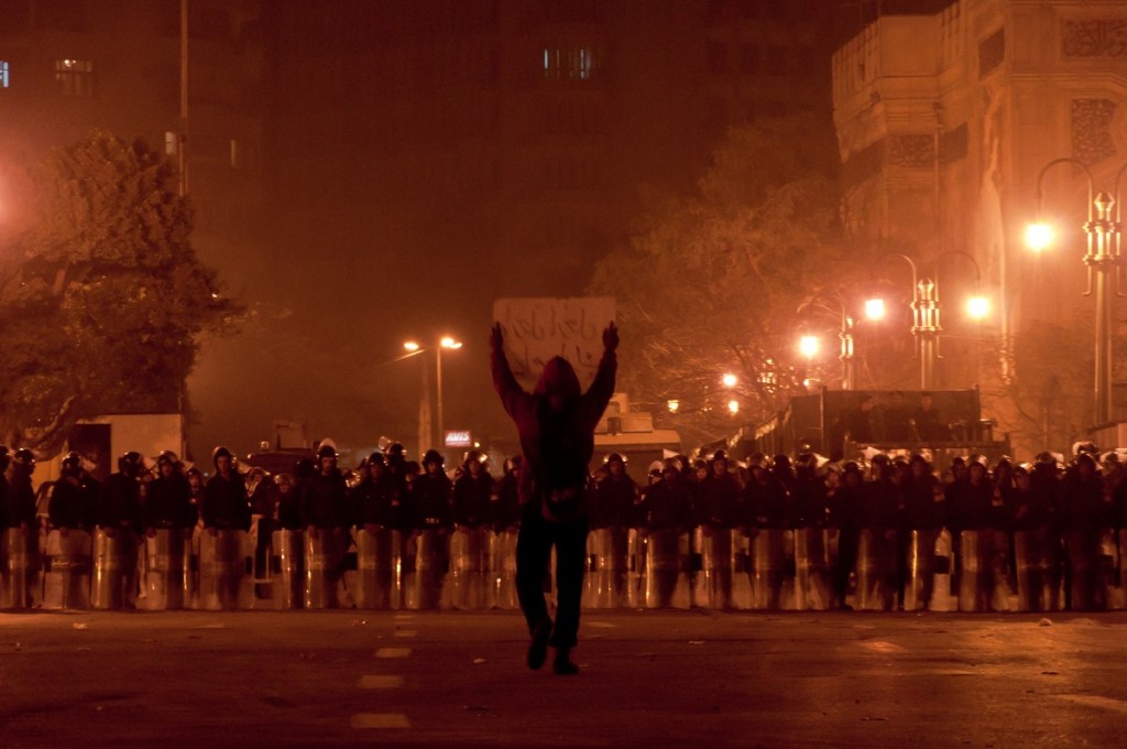 Эта фотография, сделанная в Египте во время событий «арабской весны», вдохновила Леонарда Менчиари на создание Riot.
