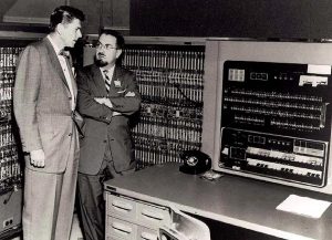 ЭВМ IBM 701, однотипная с той, на которой проводили Джорджтаунский эксперимент, и будущий президент США Рональд Рейган (тогда снимался в телерекламе General Electric).