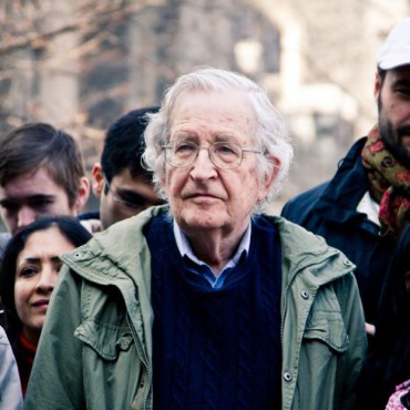 Философ, по-прежнему профессор MIT Ноам Хомский среди участников митинга "Захвати Уолл-Стрит" (2011). Хомского шатало изрядно, правда, он еще до того, как стать гением лингвистики, был юным анархистом.